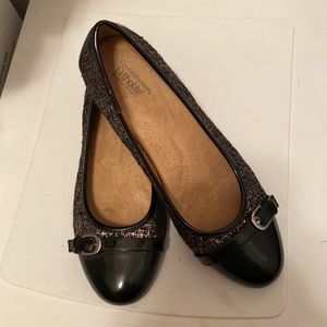 Croft & Barrow black & gold flats